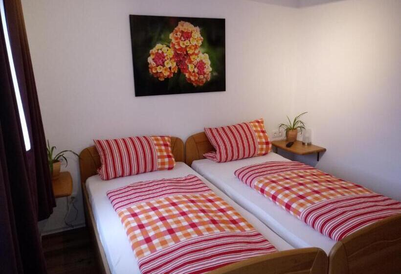 Pension Chapeau Claque