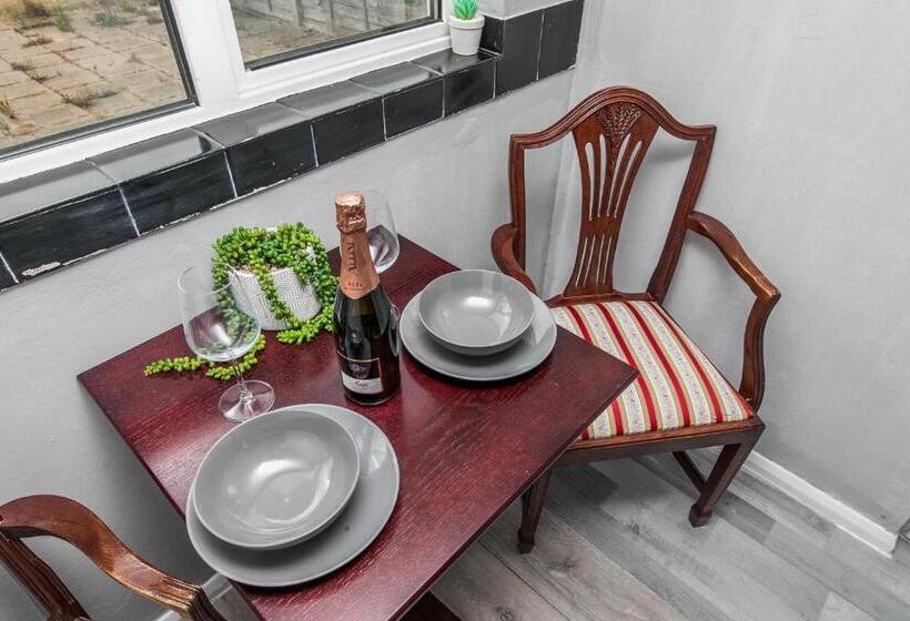 The Comfy Resort, Free Private Parking & Wifi, 9 Beds