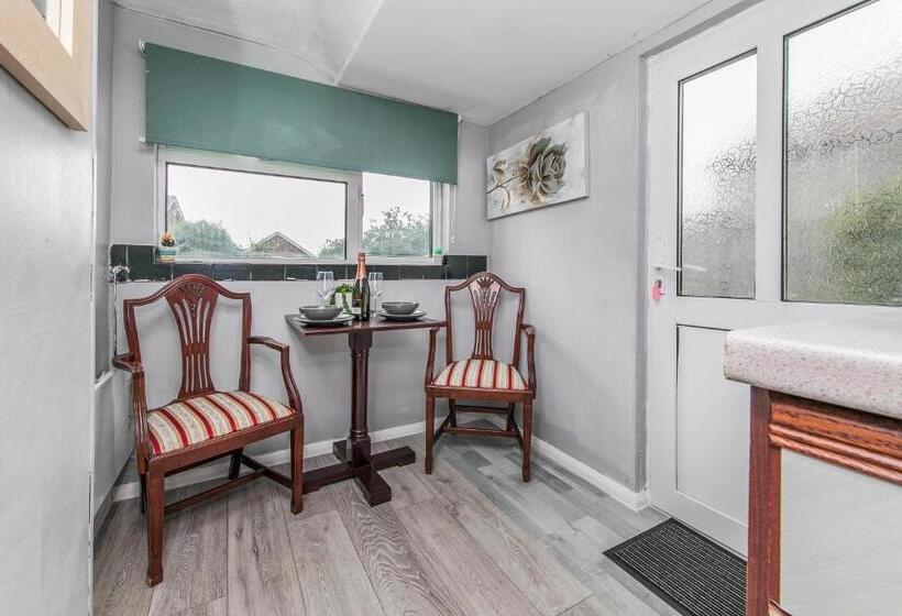 The Comfy Resort, Free Private Parking & Wifi, 9 Beds