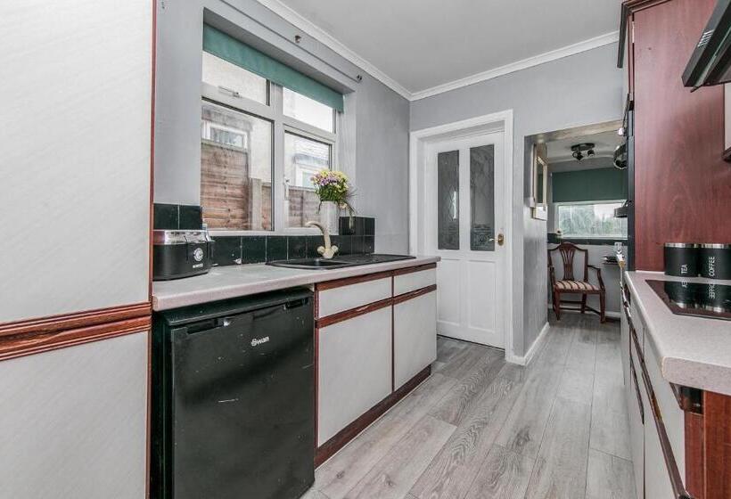 The Comfy Resort, Free Private Parking & Wifi, 9 Beds