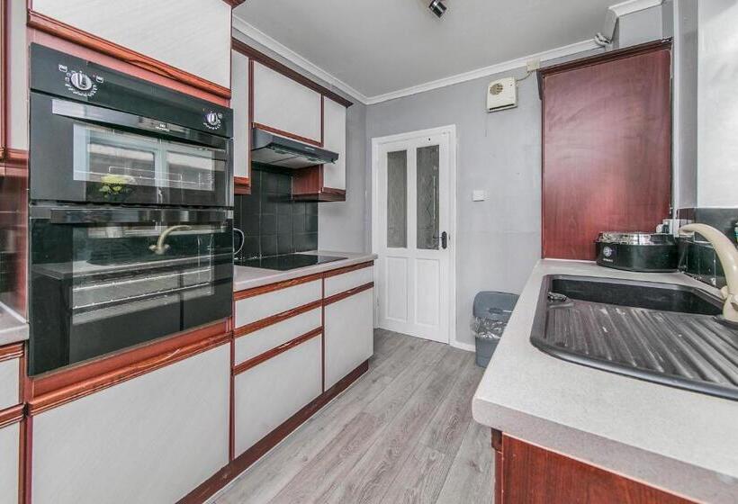 The Comfy Resort, Free Private Parking & Wifi, 9 Beds