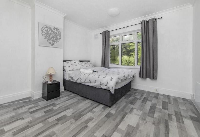 The Comfy Resort, Free Private Parking & Wifi, 9 Beds