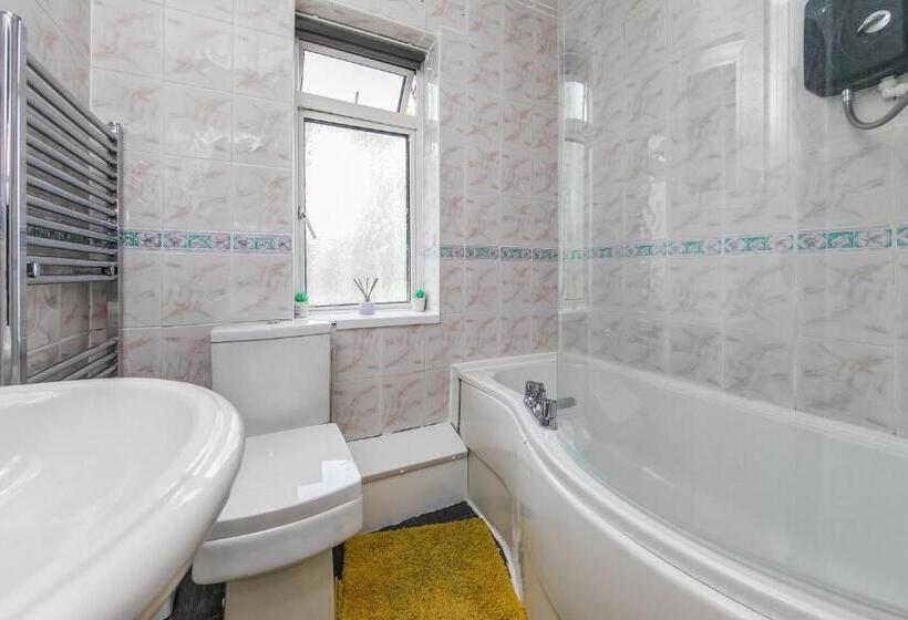 The Comfy Resort, Free Private Parking & Wifi, 9 Beds