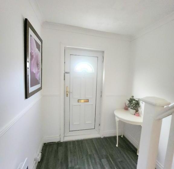 The Comfy Resort, Free Private Parking & Wifi, 9 Beds