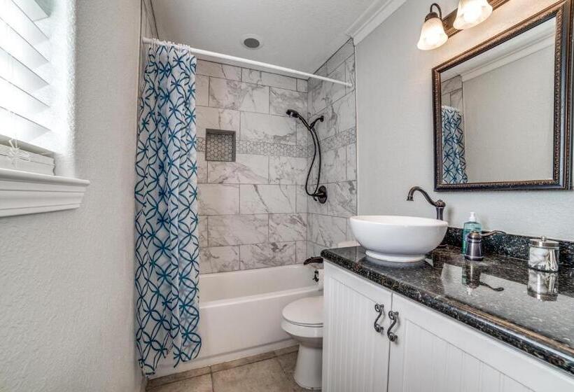 5 Bdrm Home On 2 Acres Mins To Wineries Private Heated Pool And Hot Tub