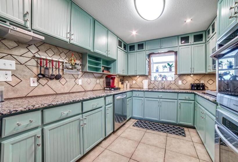 5 Bdrm Home On 2 Acres Mins To Wineries Private Heated Pool And Hot Tub