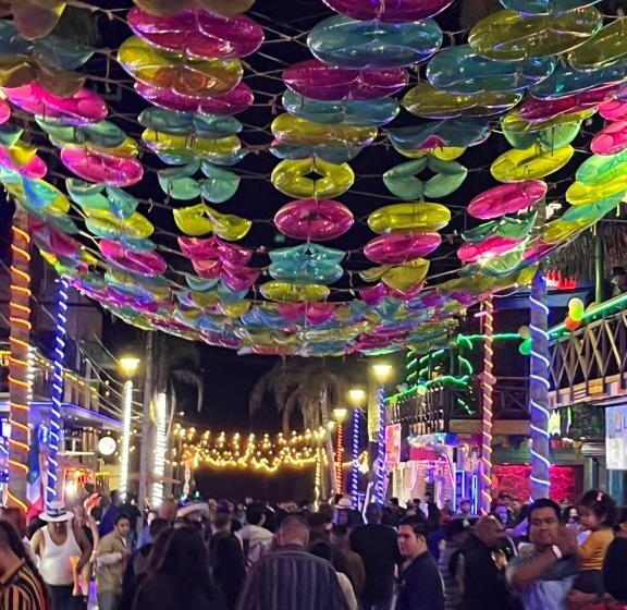 Beachfront 4 Br Penthouse Pool Steps To Beach & Mins To Downtown