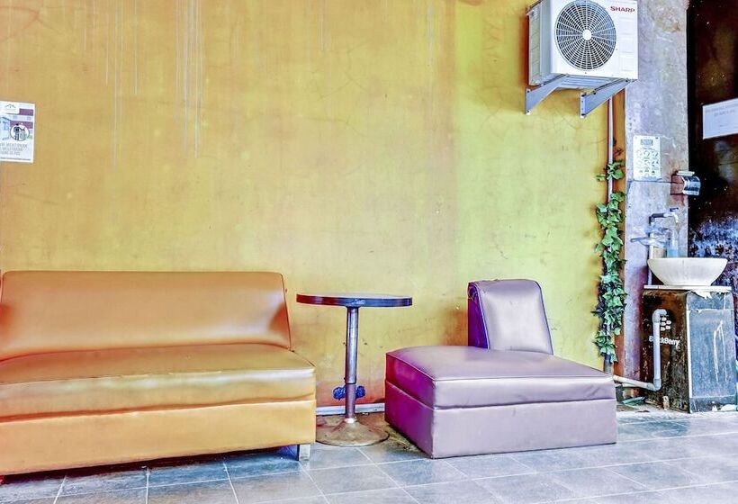 Отель Oyo 90692 Point Hostel