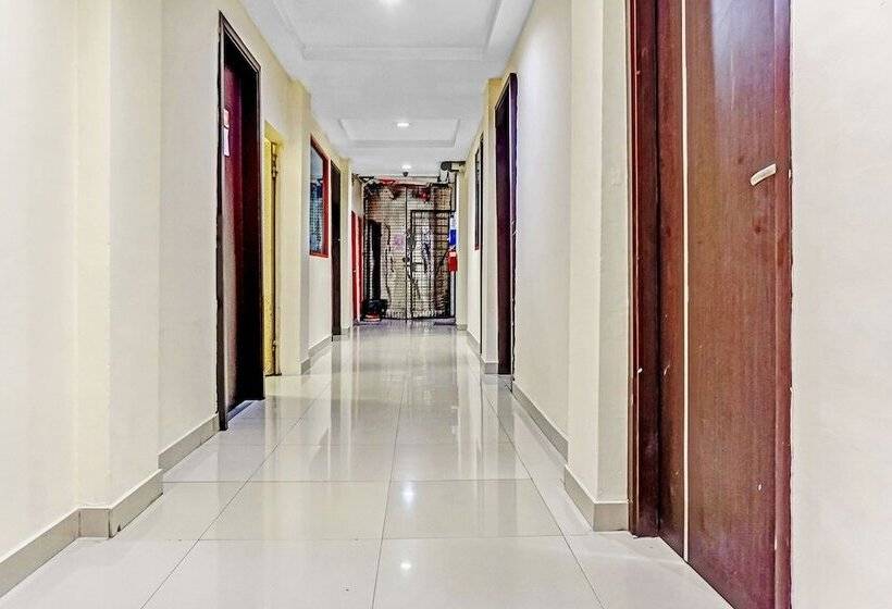 Отель Oyo 90692 Point Hostel