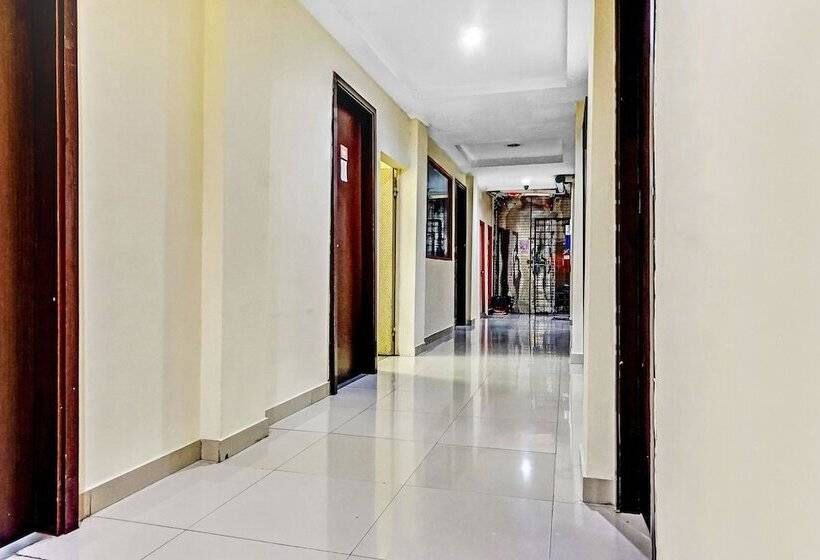 Отель Oyo 90692 Point Hostel