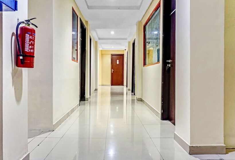 Отель Oyo 90692 Point Hostel