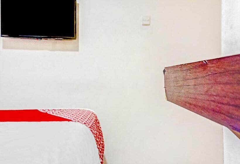Отель Oyo 90692 Point Hostel