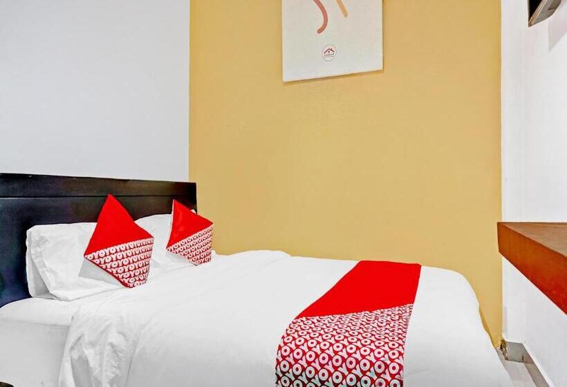 Отель Oyo 90692 Point Hostel