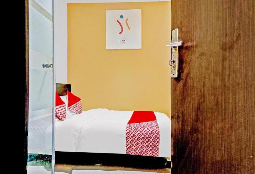 Отель Oyo 90692 Point Hostel