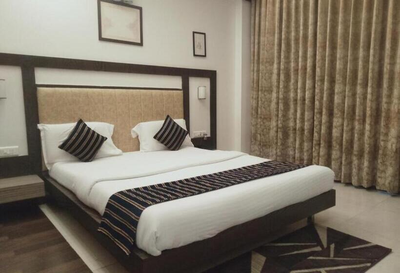 Отель Udayanraje Palace