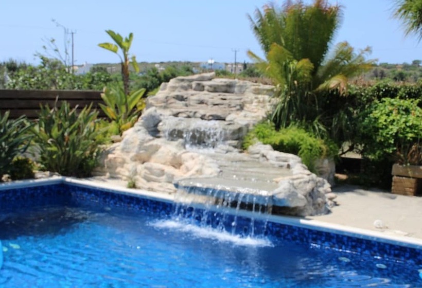 Immaculate 3 Bed House In Pentakomo