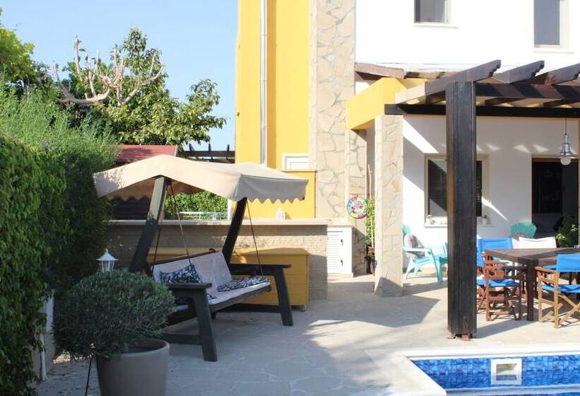 Immaculate 3 Bed House In Pentakomo