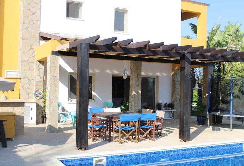 Immaculate 3 Bed House In Pentakomo
