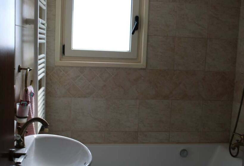 Immaculate 3 Bed House In Pentakomo