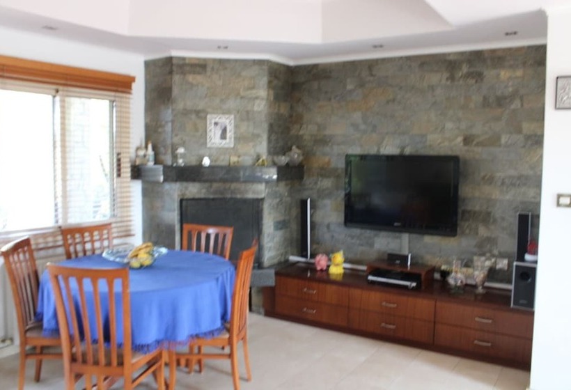 Immaculate 3 Bed House In Pentakomo
