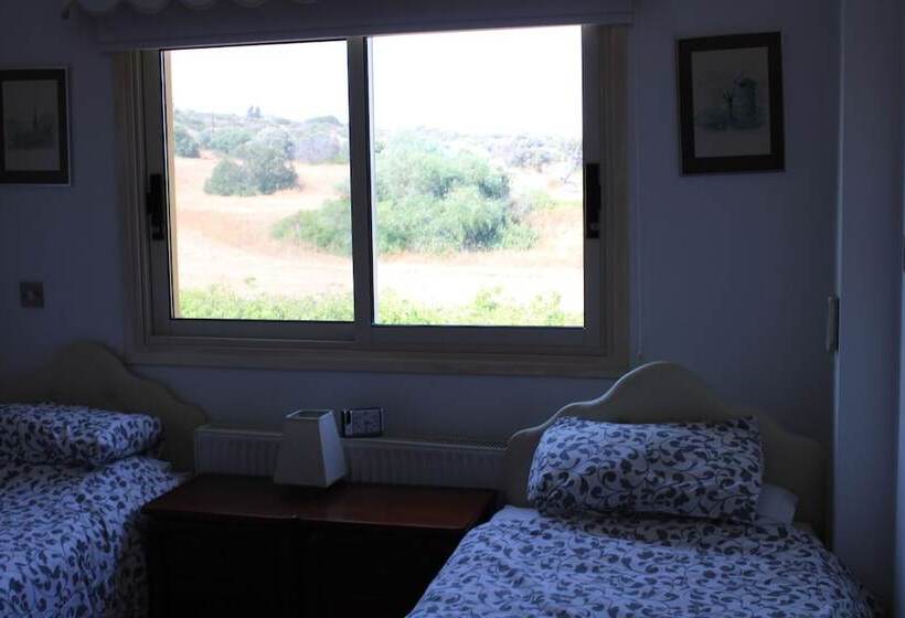 Immaculate 3 Bed House In Pentakomo