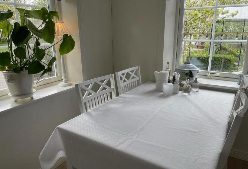 Nyhamnsläge Med Sundsutsikt Och Nära Till Strand