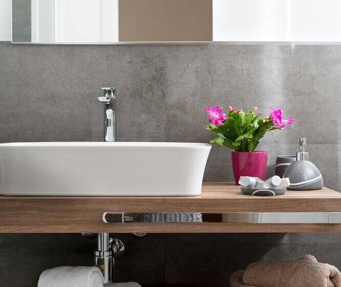 膳宿费 L Isola Che C è