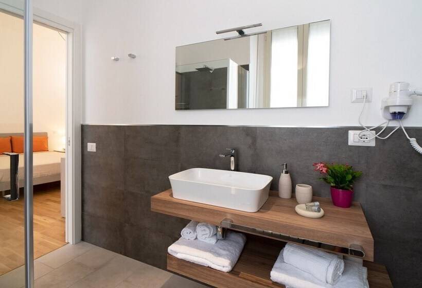 膳宿费 L Isola Che C è