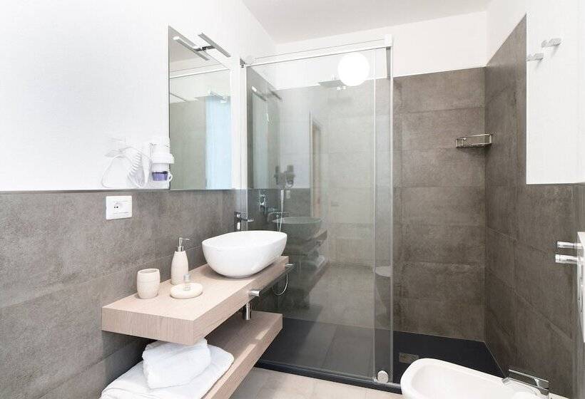 膳宿费 L Isola Che C è