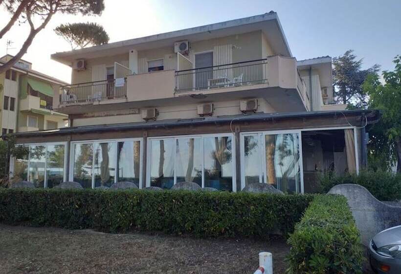 ペンション Room In Bb   Spacious Double Room Beside The Sea