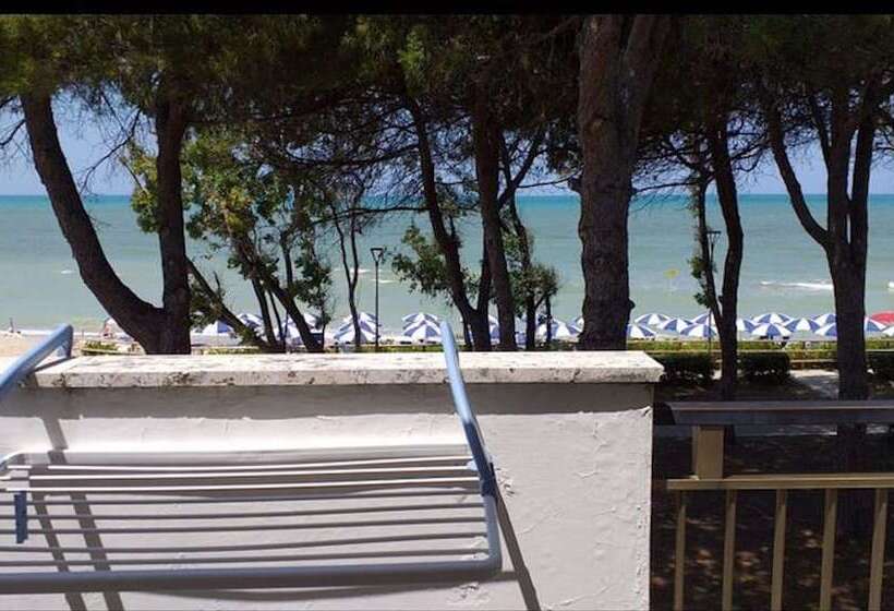 ペンション Room In Bb   Spacious Double Room Beside The Sea