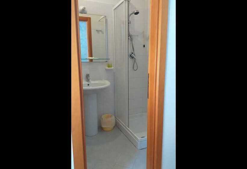 ペンション Room In Bb   Spacious Double Room Beside The Sea