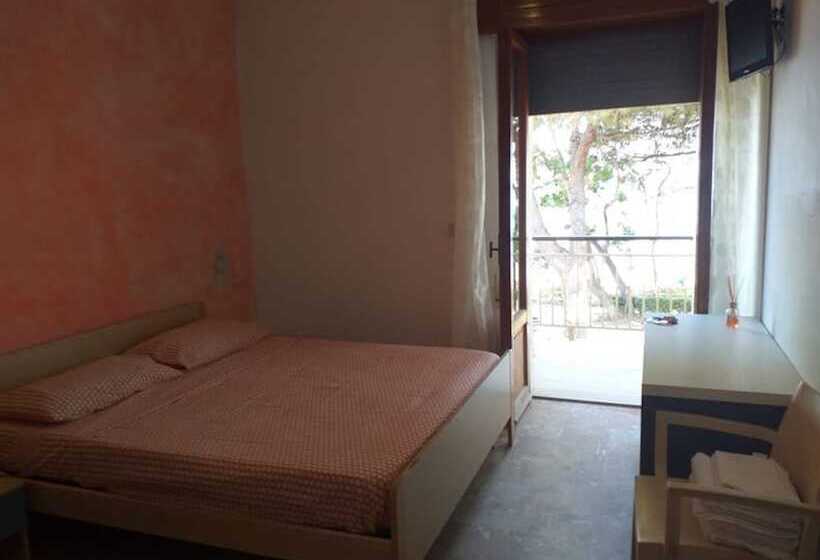 ペンション Room In Bb   Spacious Double Room Beside The Sea