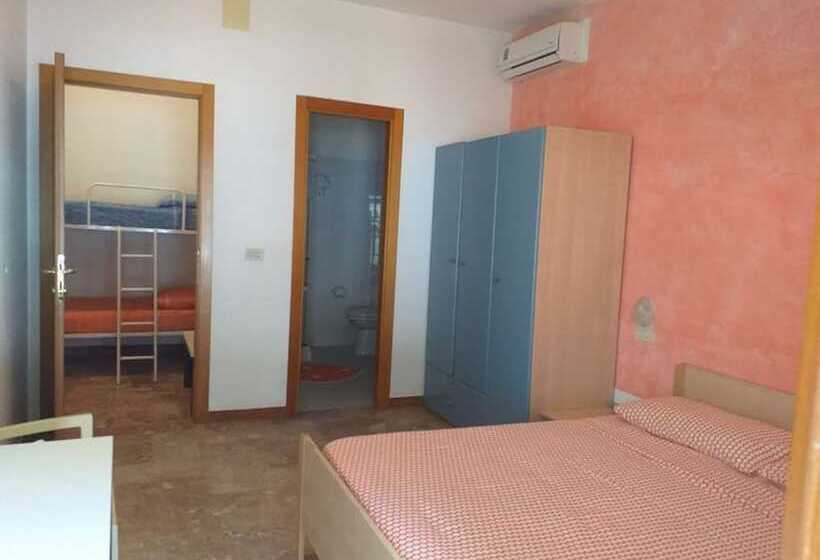 ペンション Room In Bb   Spacious Double Room Beside The Sea