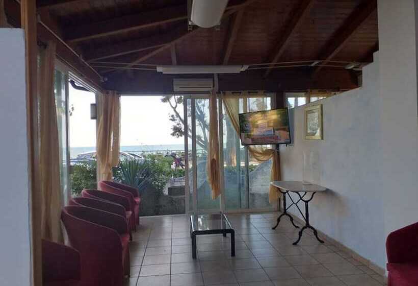 ペンション Room In Bb   Spacious Double Room Beside The Sea