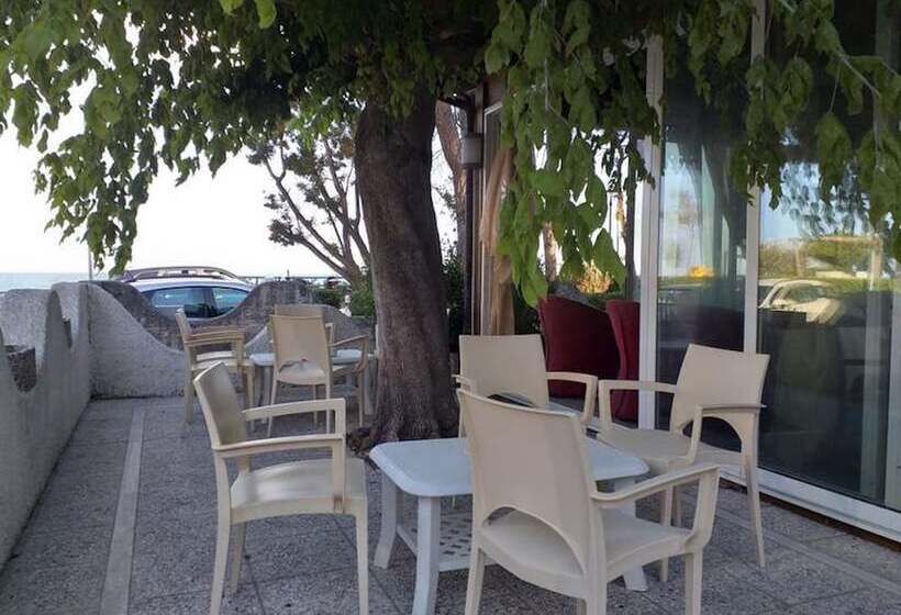 ペンション Room In Bb   Spacious Double Room Beside The Sea