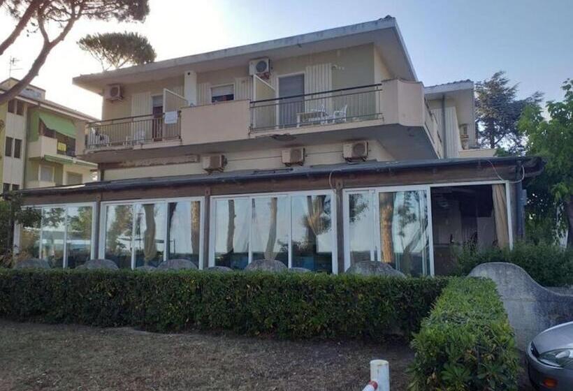 ペンション Room In Bb   Spacious Double Room Beside The Sea