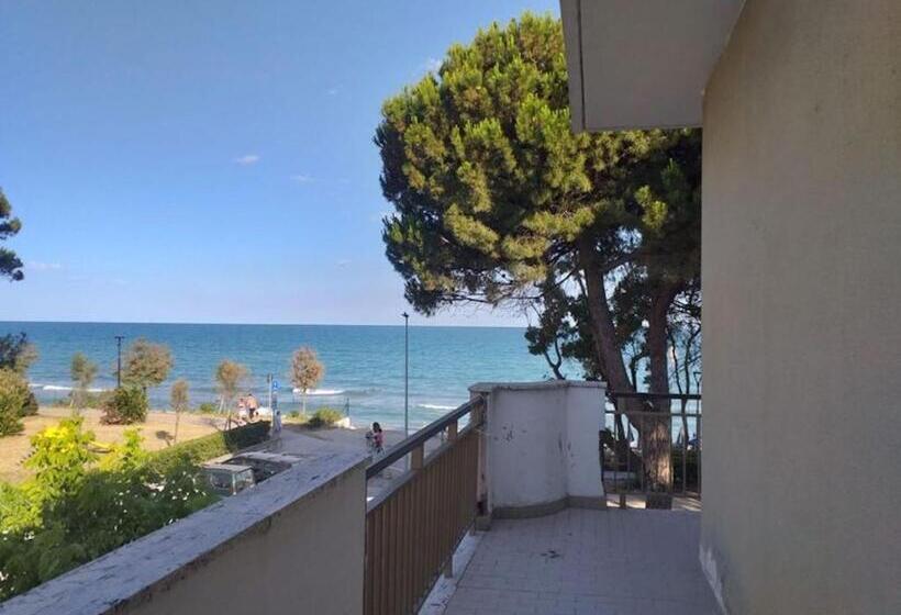 ペンション Room In Bb   Spacious Double Room Beside The Sea