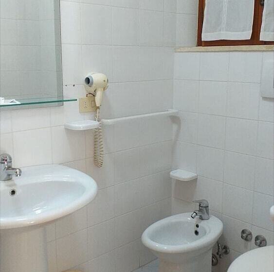 פנסיון Room In Bb   Spacious Double Room By The Sea