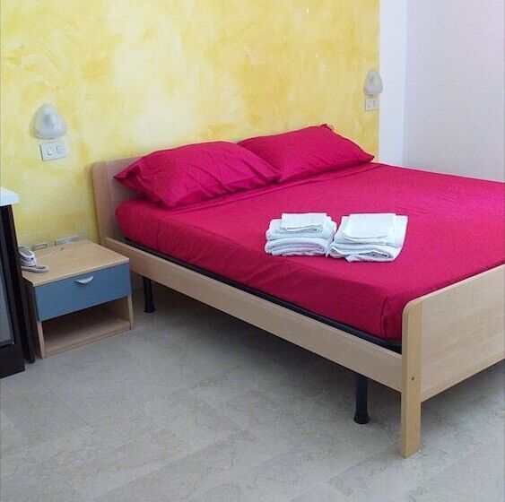 פנסיון Room In Bb   Spacious Double Room By The Sea