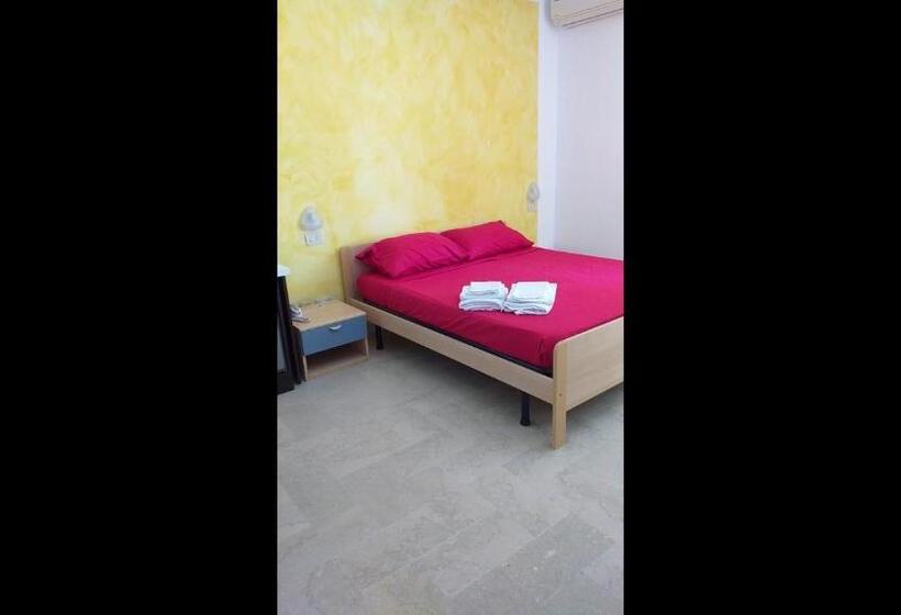 פנסיון Room In Bb   Spacious Double Room By The Sea