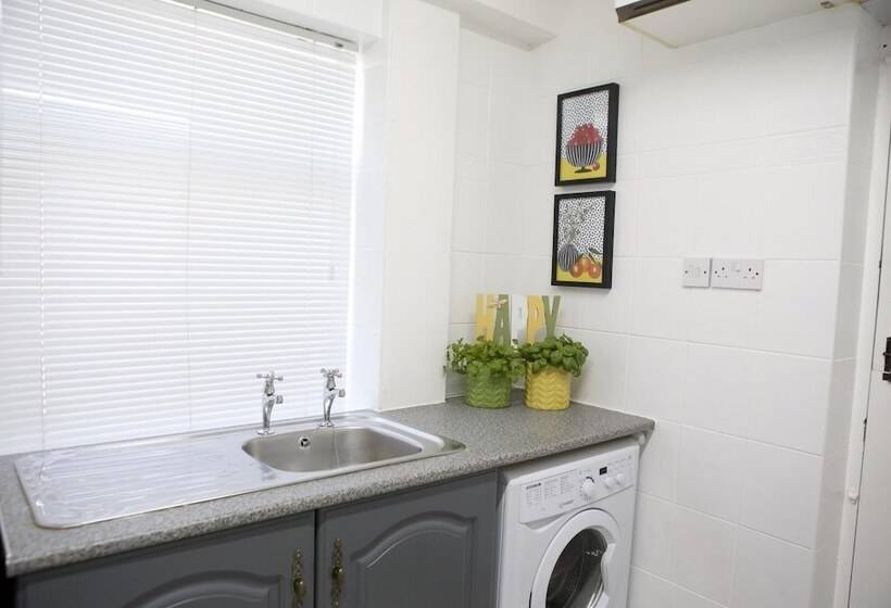 The Flintshire   North Wales   Sleeps Up To 9