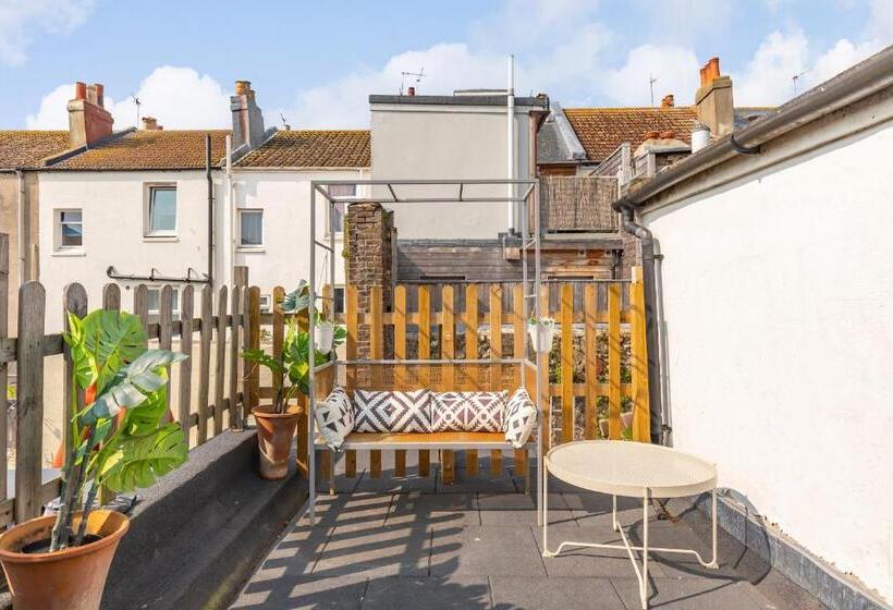 Trendy Central 1 Bed Flat With Roof Terrace