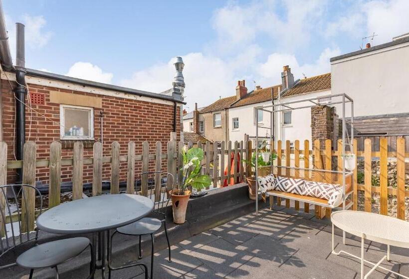 Trendy Central 1 Bed Flat With Roof Terrace