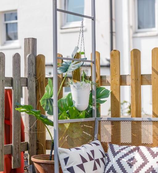 Trendy Central 1 Bed Flat With Roof Terrace