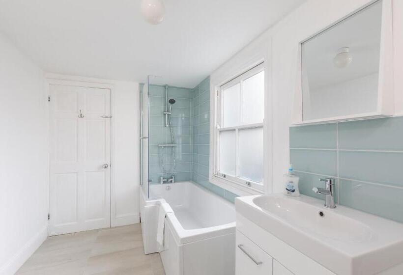 Trendy Central 1 Bed Flat With Roof Terrace