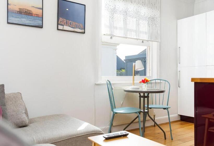 Trendy Central 1 Bed Flat With Roof Terrace