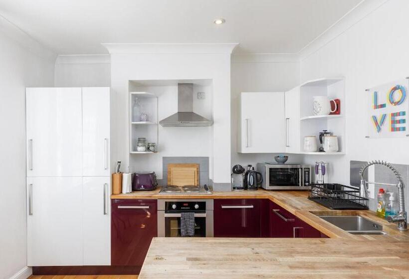 Trendy Central 1 Bed Flat With Roof Terrace