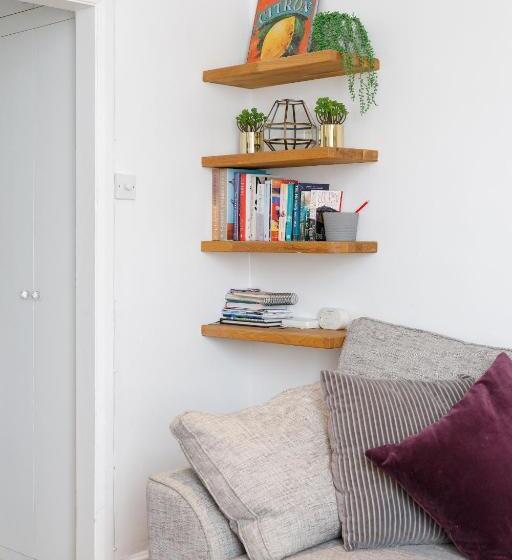 Trendy Central 1 Bed Flat With Roof Terrace