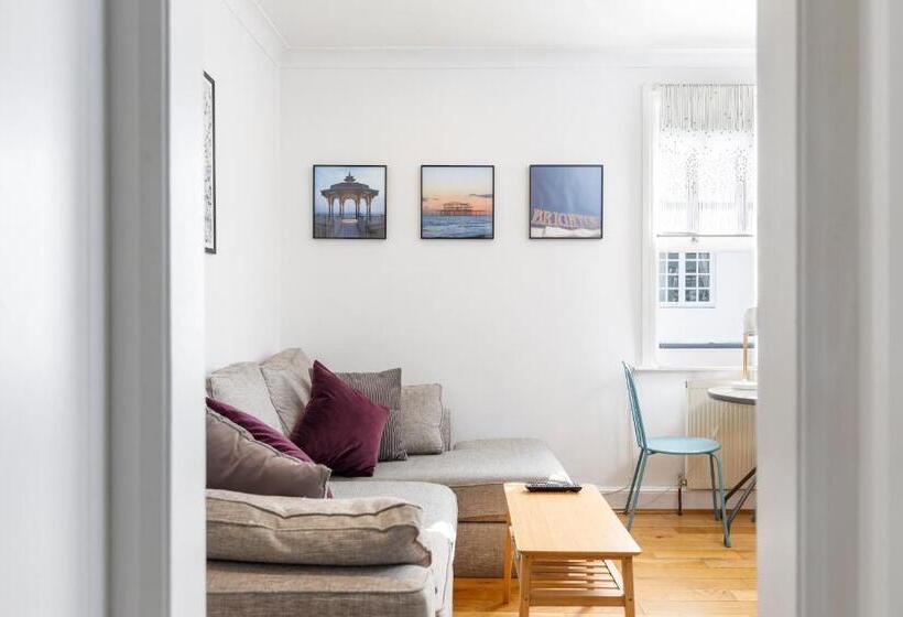 Trendy Central 1 Bed Flat With Roof Terrace